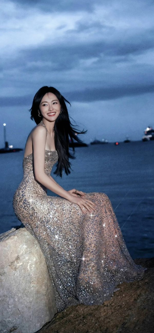 权威配资之家官网 唐嫣沙滩旧照曝光引热议！从邻家女孩到气场女王的惊艳蜕变