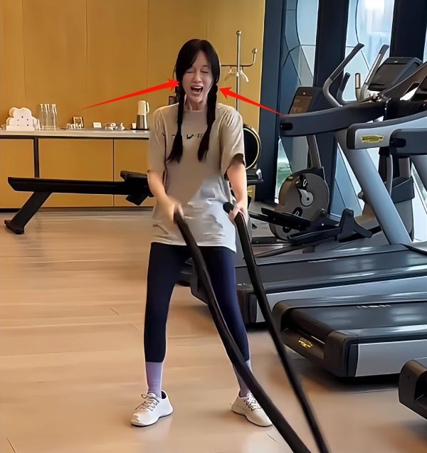 最新股票配资配资网 顶流女星健身直播衣服滑落！三次尴尬却靠幽默化解圈粉无数